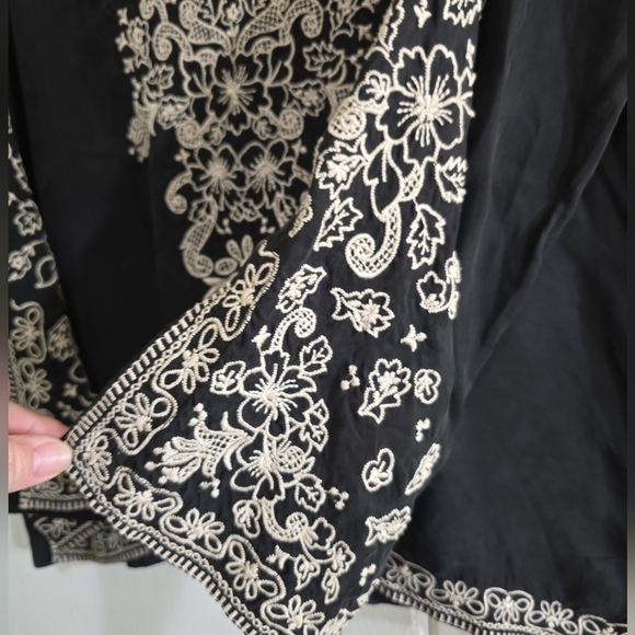 Johnny Was Biya Tempest Blouse XS Black With White Embroidery Slit Cuffs/Hems - Picture 7 of 8